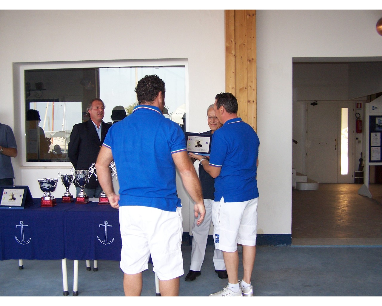 La consegna della targa ricordo del centenario ai vincitori