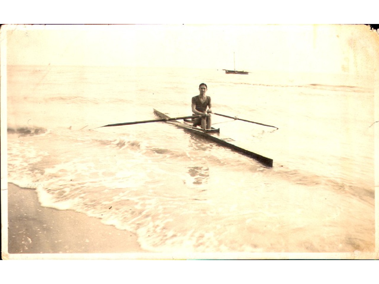 Erasmo con la prima canoa da lui costruita- 1930 - in acqua