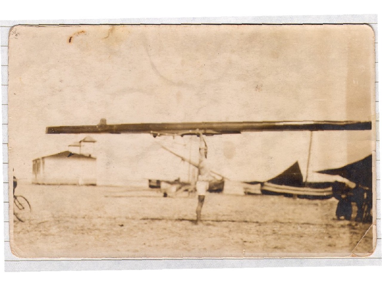 Erasmo a terra. Sullo sfondo i Canottieri Piceni e barche da pesca a vela.