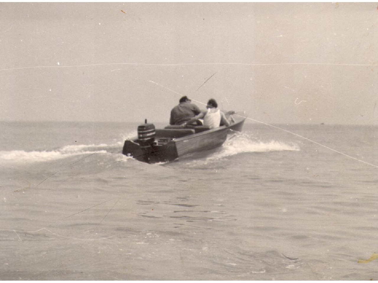 Altro motoscafo progettato e realizzato da Erasmo per il dott. Alberto Ripani, al timone con l'amico Elio Brillantini.