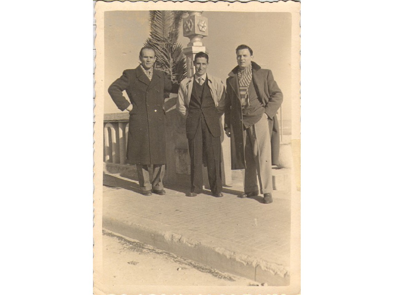 Erasmo sul lungomare di Porto san Giorgio con due amici. 1949.
