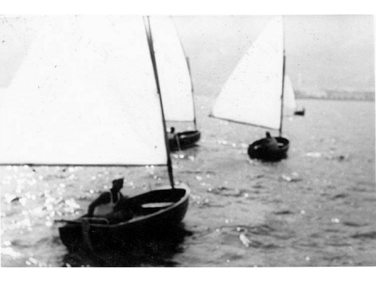Dinghy in regata. Anni '60 a Malcesine.