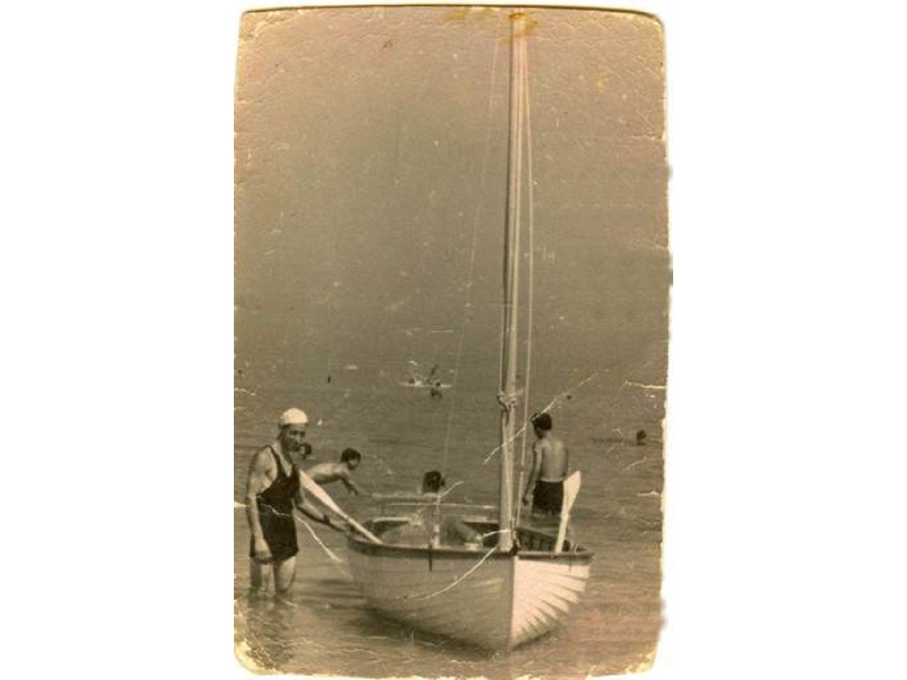 Erasmo con un Dinghy primo dopoguerra