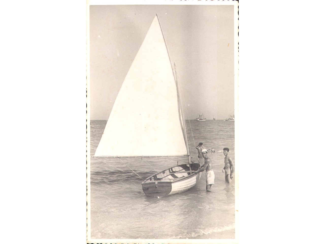 Dinghy in abete. Erasmo con l'aiutante Autunno.