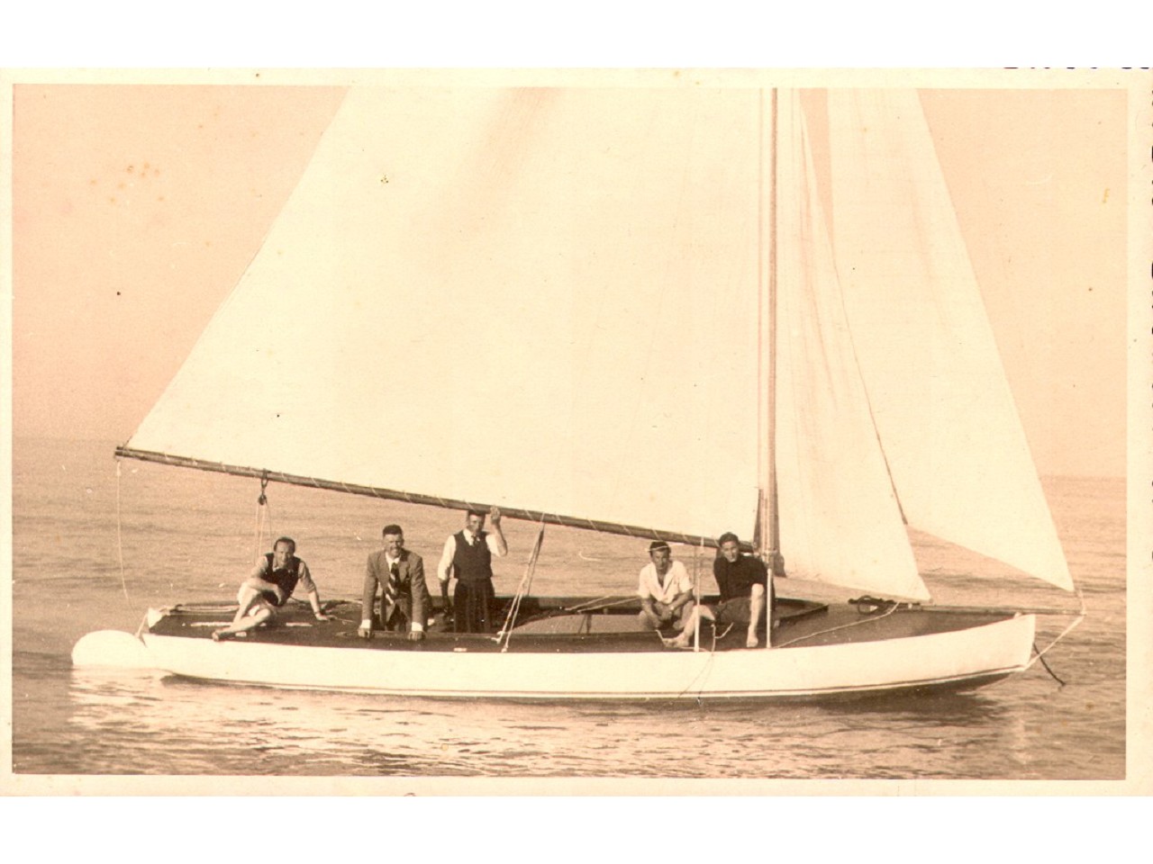 Erasmo nel 1948 con una barca a vela da lui costruita. Armamento Randa e due fiocchi, deriva e timone mobili.