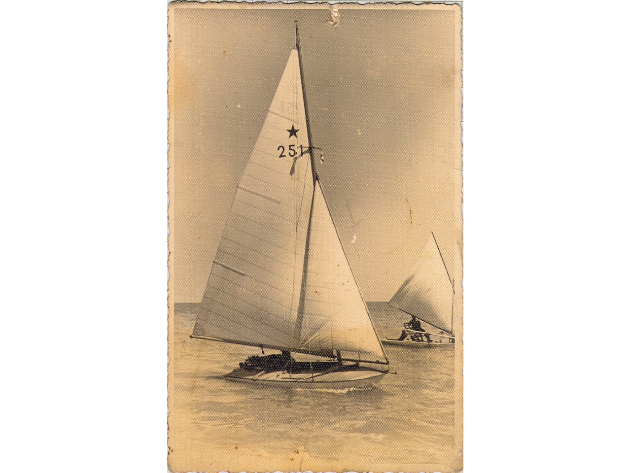 Erasmo a vela con una barca da lui costruita, molto piatta deriva e timone mobili.