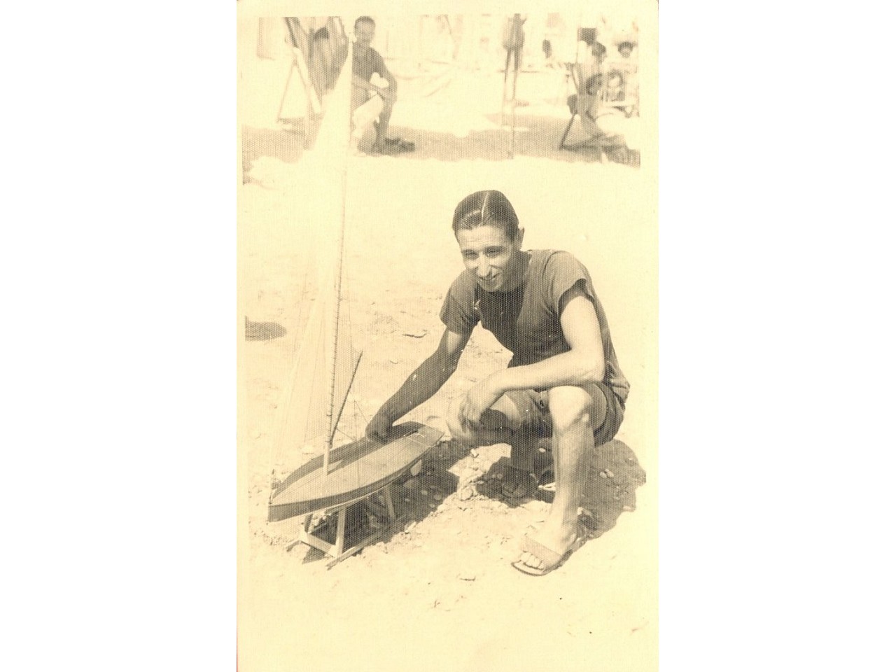 Erasmo nel 1935 con un modellino a vela.
