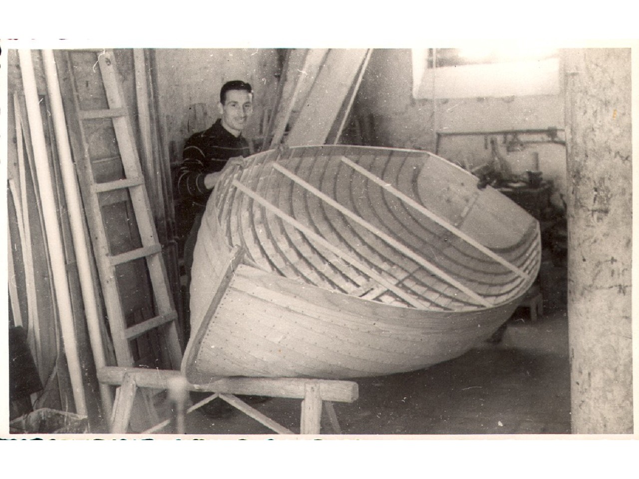 Erasmo con un Dinghy in costruzione. Scafo in legno di cedro.