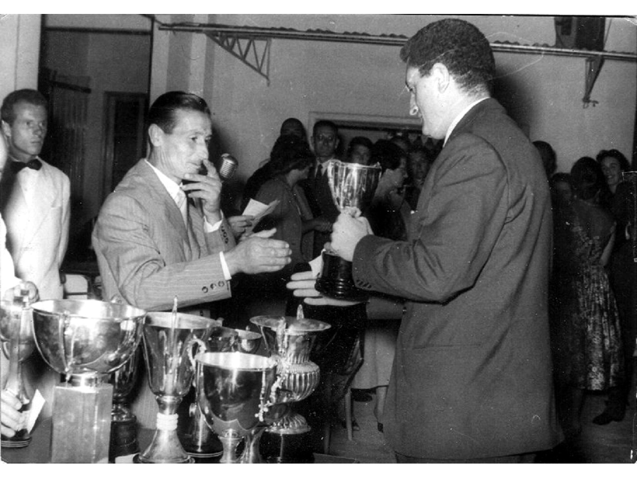 Anni '50 - Erasmo premia Elio Tomassini - regata Dinghy