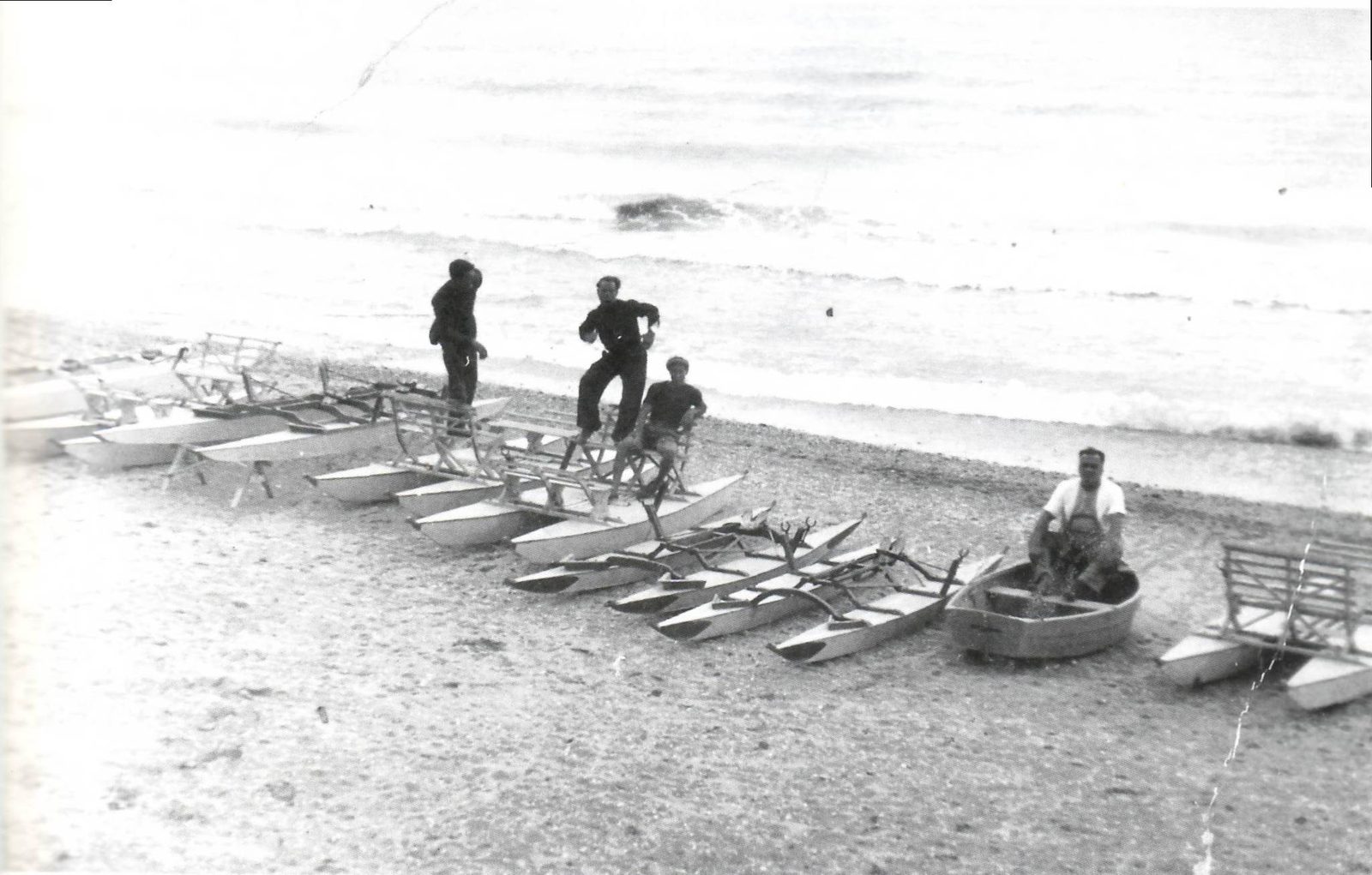 I pattini tirati in secco sulla spiaggia a fine giornata